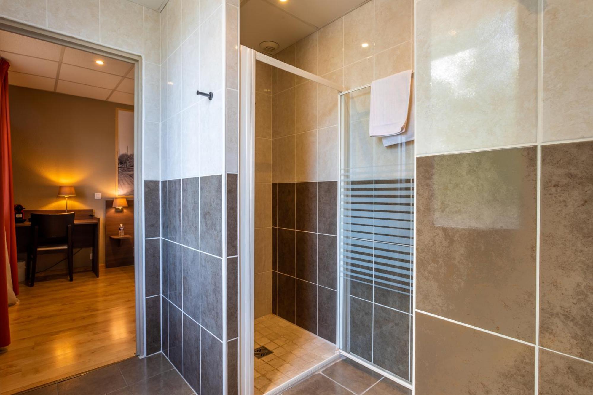 Logis Hotels Et Restaurant La Pause Rn7 La Coucourde Екстер'єр фото