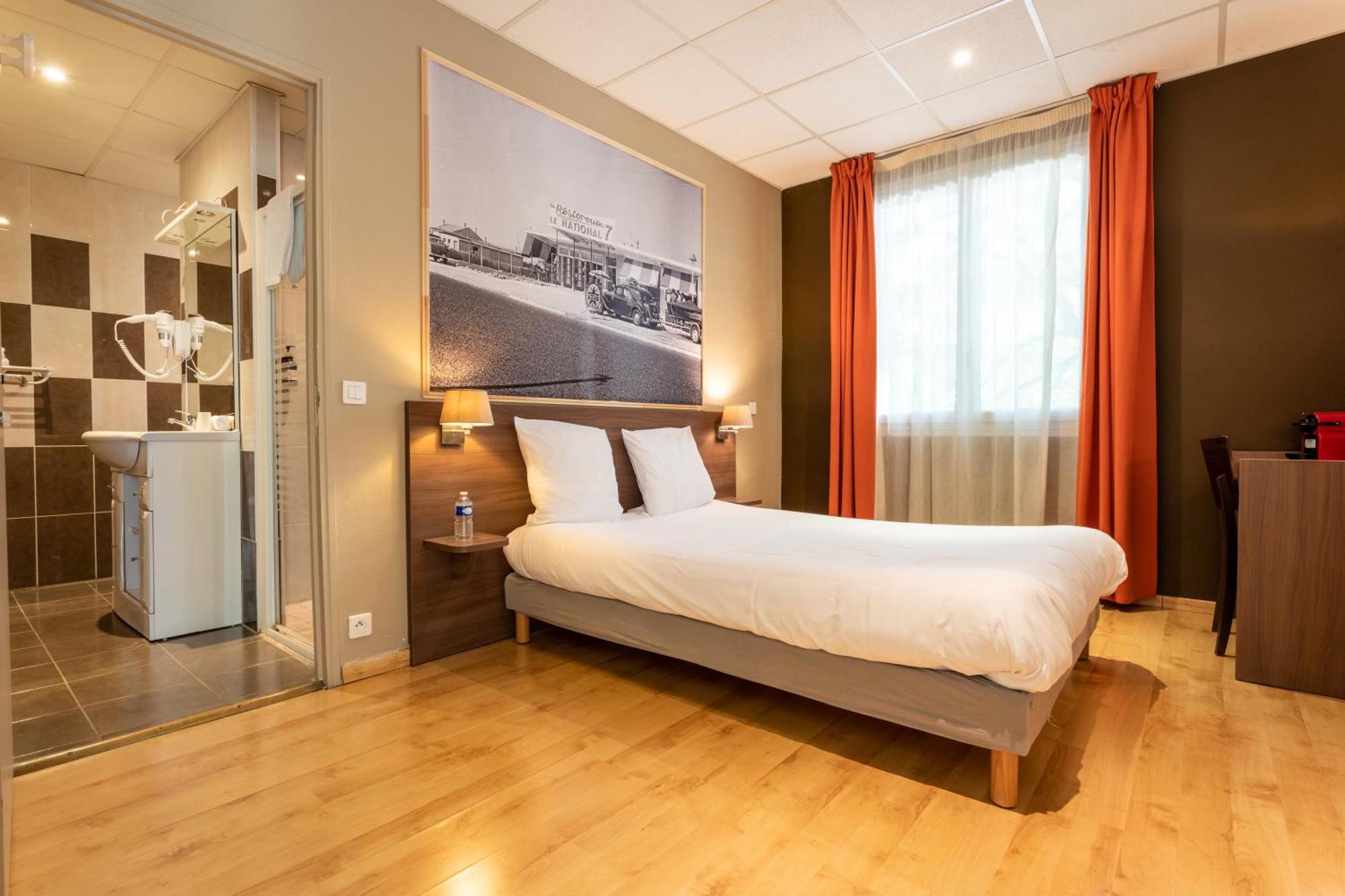 Logis Hotels Et Restaurant La Pause Rn7 La Coucourde Екстер'єр фото