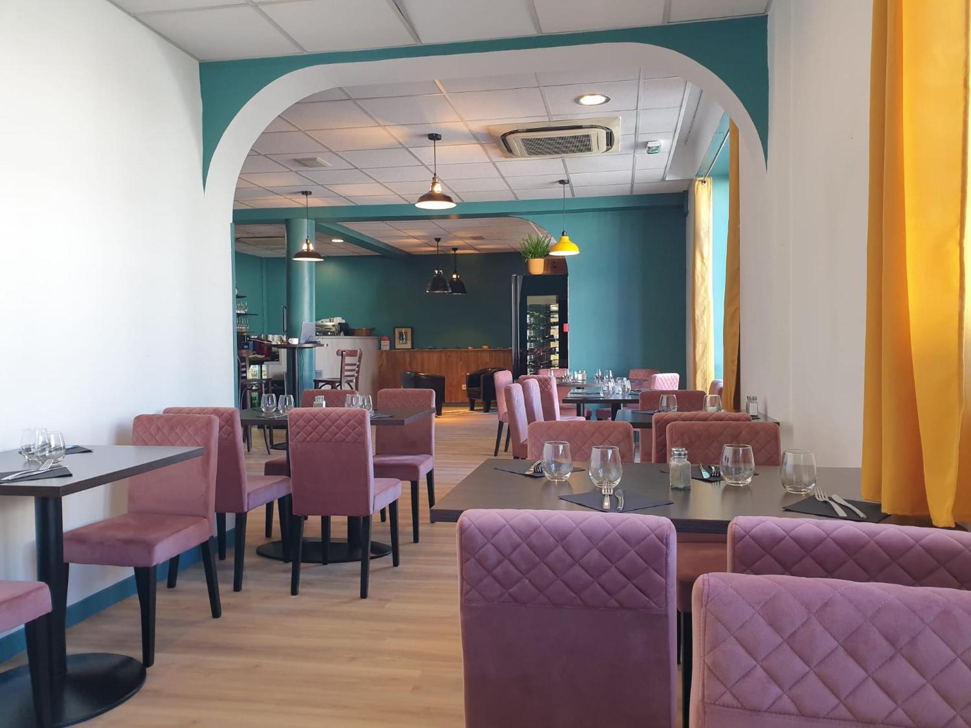 Logis Hotels Et Restaurant La Pause Rn7 La Coucourde Екстер'єр фото